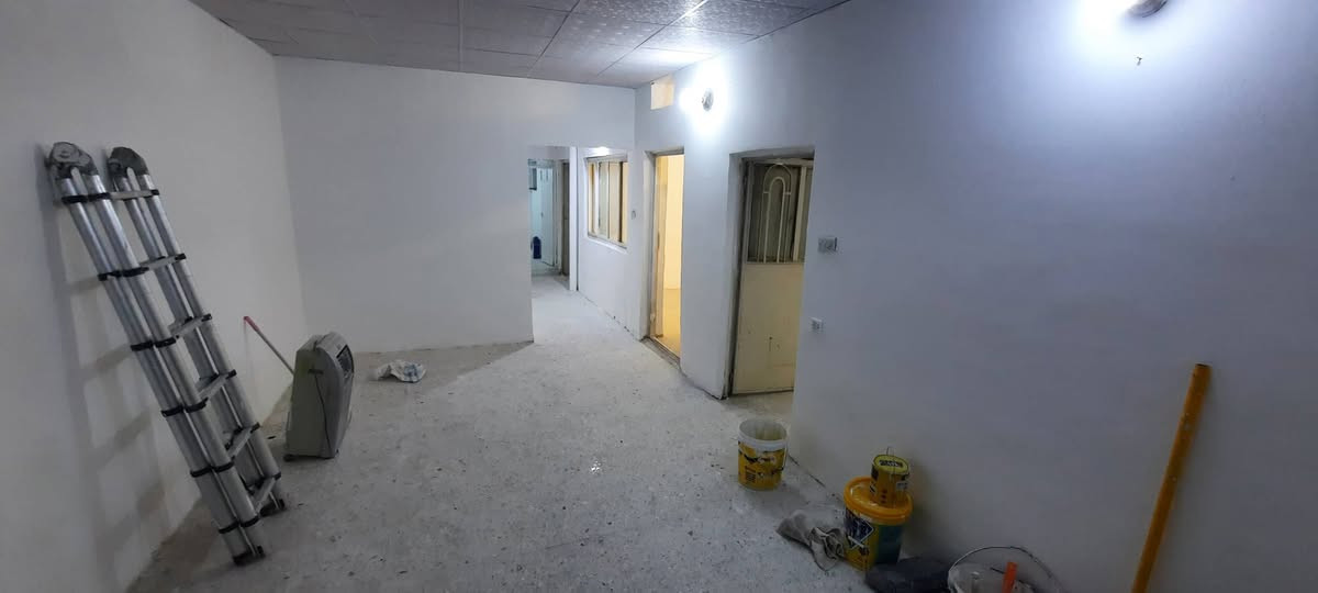 🏠 طابق أرضي للإيجار الشهري – كرادة داخل
📍 الموقع المميز:
كرادة داخل – شارع حسينية البوجمعة – داخل دربونة هادئة وملائمة للسكن.

📐 المساحة: 80 متر مربع

🏡 تفاصيل العقار:
• طابق أرضي مستقل
• غرفتان مناسبتان للسكن
• هول واسع
• مطبخ معزول
• حمام
• منور خلفي يوفر تهوية وإنارة جيدة
• البناء قديم وليس حديثاً، لذلك يُرجى أخذ ذلك بنظر الاعتبار.

💰 الإيجار الشهري: 650,000 دينار عراقي

📌 مميزات الموقع:
الموقع داخل منطقة الكرادة، وقريب من الشوارع والخدمات والمحلات، مع وجود الدار داخل دربونة مما يوفر أجواء أكثر هدوءاً مقارنةً بالشارع الرئيسي.

🔑 مناسب للعائلة الصغيرة أو لمن يبحث عن سكن بموقع جيد داخل الكرادة وبإيجار شهري واضح.

📞 للاستفسار أو تحديد موعد لمشاهدة العقار، يرجى التواصل على الخاص.

ملاحظة: العقار بناء قديم وليس حديثاً.غير موجودعلانت      ***********
