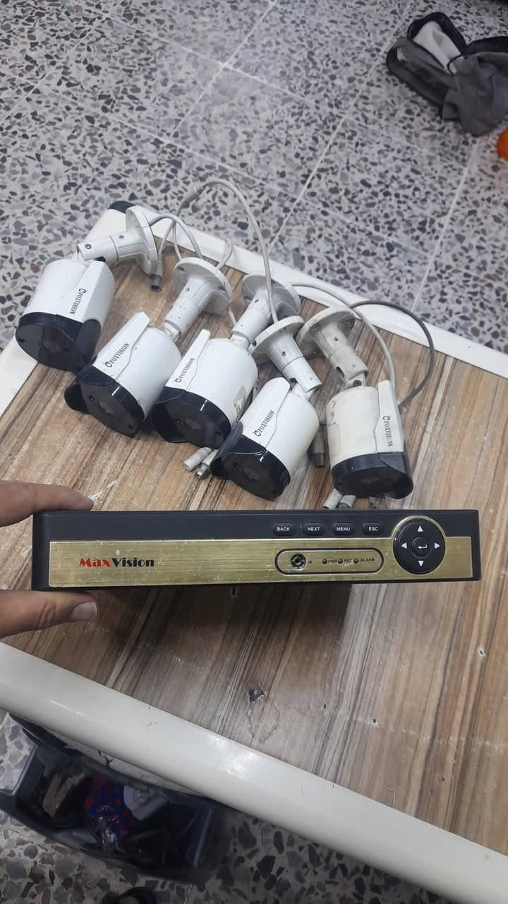 السلام عليكم
٦ كامرات و هارد ٢تيرا اصلي الDVR قافل ماحسبه كلهن ب 70 الف مكاني بغداد 
***********
