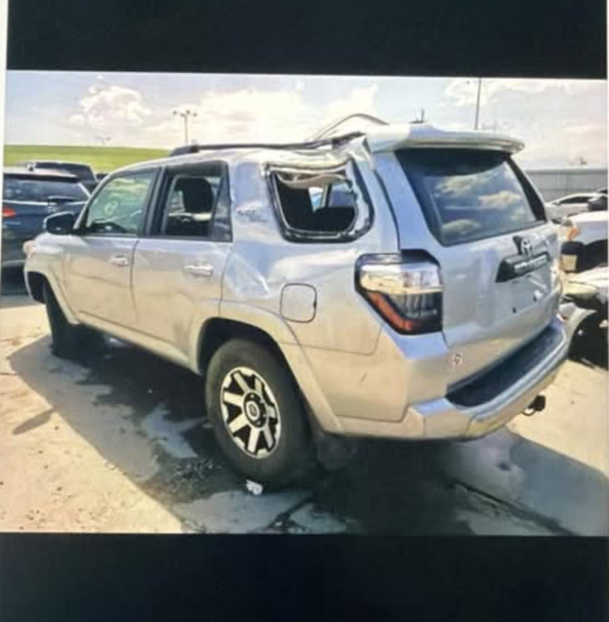 السلام عليكم تويوتا فوررنر  Toyota 4Runner
   Trd off Road premium 2022
فول مواصفات كشنات جلد مختم trd احمر وتدفئة كشنات فتحة السقف 
  لو كير 4x4 نظام الزحف
حادثها واكع عليها شجرة على التكمة وصاير بيها فقط التكمة صبغ بدون قماره وبدون ايرباك سيارة كاملة وجاهزة
محرك اللاندكروز 4000 
ماشيه ٧٥ 
رقم بغداد تحويل ثاني يوم 
مرفعة ٢ انج
مكان السيارة بابل /الحلة 
السعر ٣٠٥ وبيها مجال بسيط 
للاستفسار ***********

