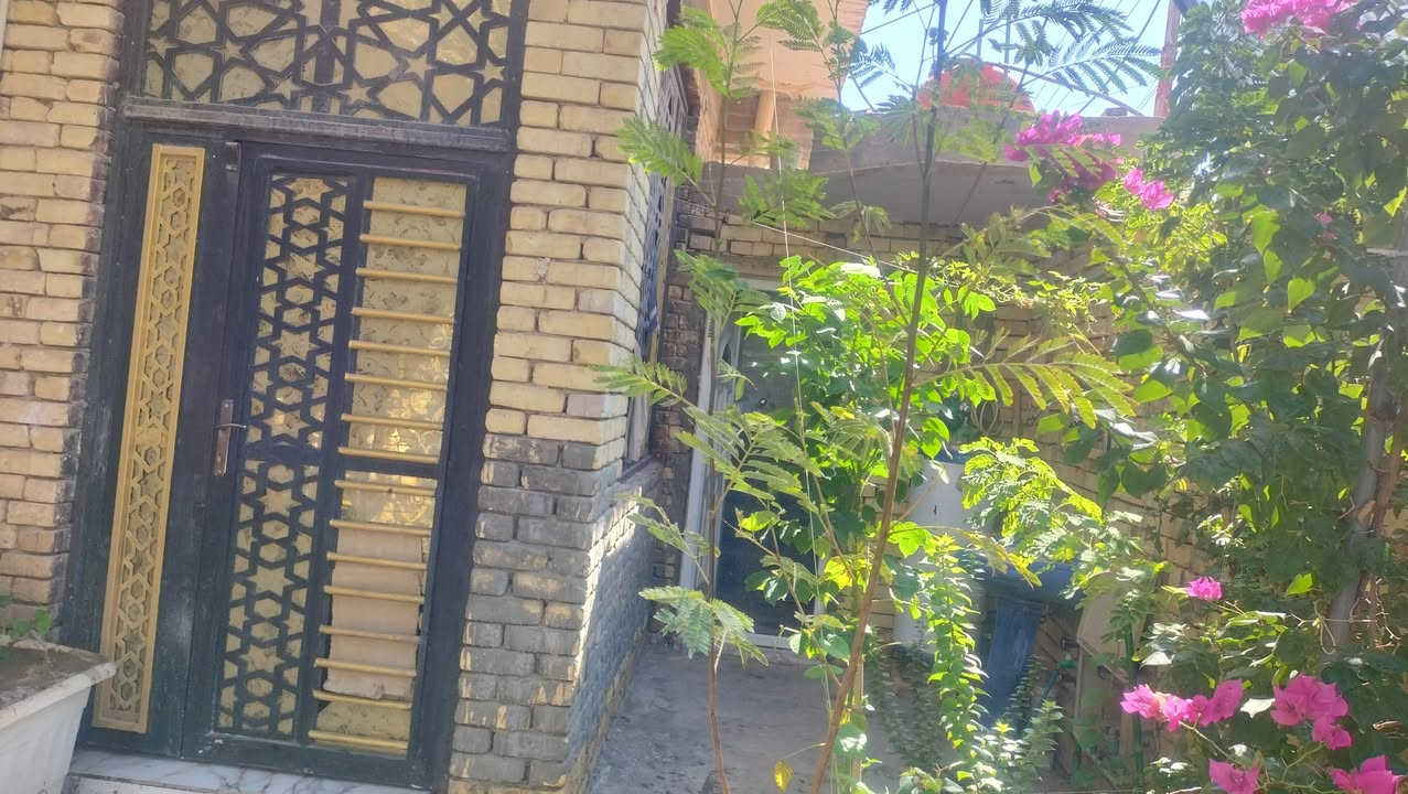 بيت للبيع 200 م بيت طابقين طابق الاول غرف عدد2 صاله استقبال مطبخ حاربار طابق ثاني غرفتين  صاله درج طابق ثاني عنوان كليه البيطره جه الفتاحيه ثاني فرع شارع بنزيد سعر 185غير مطلوب اسكان ***********
