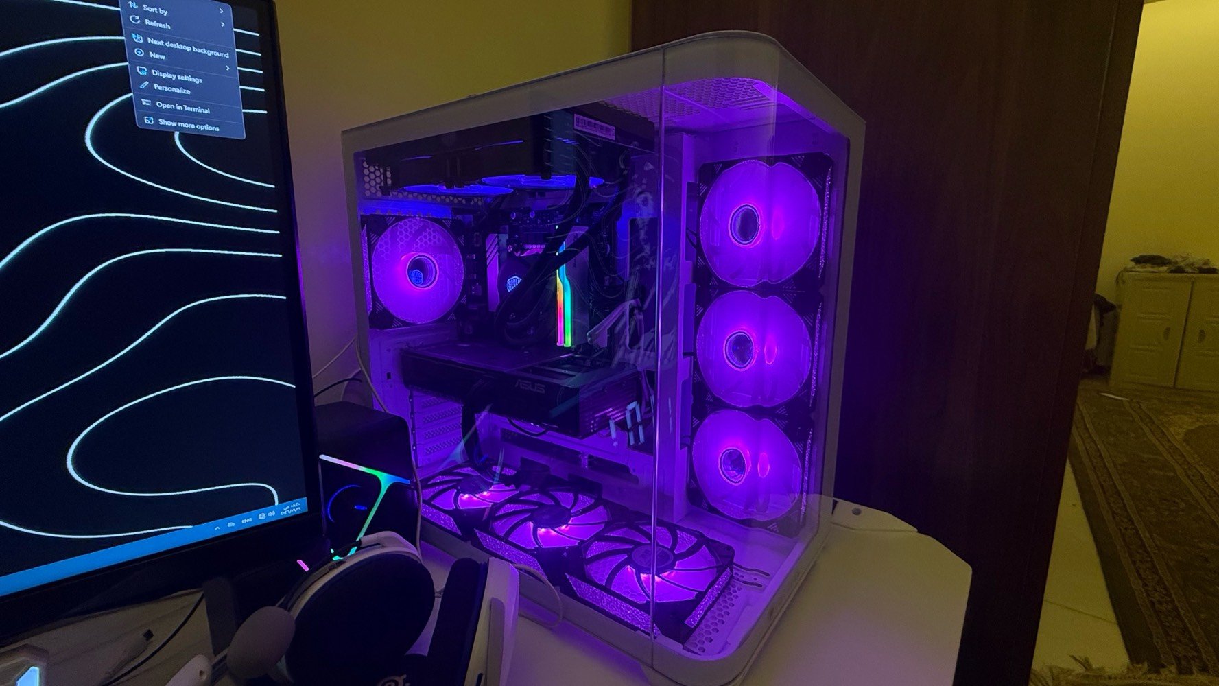 🖥️🔥 PC + SETUP كامل للبيع | نظيف جدًا

للبيع PC مع Setup كامل، مستخدم لمدة شهر فقط، وجميع القطع جديدة وحالتها ممتازة.

🎮 مواصفات الـPC:

🔹 CPU: Intel Core i5-14400F — المعالج: إنتل كور i5-14400F

🔹 GPU: ASUS PRIME GeForce RTX 5060 OC 8GB — كرت الشاشة: أسوس برايم RTX 5060 OC سعة 8GB

🔹 Motherboard: ASUS PRIME B760M-K DDR5 — اللوحة الأم: أسوس برايم B760M-K DDR5

🔹 CPU Cooler: Cooler Master MasterLiquid ML240L RGB 240mm — المبرد المائي: كولر ماستر ML240L RGB قياس 240mm

🔹 RAM: G.Skill Ripjaws M5 RGB DDR5 32GB 6000MHz (2×16GB) — الرام: جي سكيل ريبجوز M5 RGB DDR5 سعة 32GB بتردد 6000MHz

🔹 PSU: MSI MAG A650GL PCIe 5 650W Gold Full Modular — مزود الطاقة: إم إس آي MAG A650GL PCIe 5 بقوة 650W Gold وFully Modular

🔹 SSD: WD Blue SN5100 1TB PCIe 4.0 NVMe — وحدة التخزين: ويسترن ديجيتال WD Blue SN5100 سعة 1TB PCIe 4.0 NVMe

🔹 Case: Jungle Leopard AC01 + 7 ARGB Fans — الكيس: جانغل ليوبارد AC01 مع 7 مراوح ARGB

🖥️ محتويات الـSETUP:

• Monitor: Samsung Odyssey G5 27” 2K 165Hz — الشاشة: سامسونج أوديسي G5 قياس 27 إنچ، 2K، 165Hz

• Keyboard & Mouse: Red Thunder — الكيبورد والماوس: ريد ثندر

• Headset: HyperX — السماعة: هايبر إكس

• Gaming Chair: RLINDI — الكرسي: RLINDI

• Digital Clock — ساعة رقمية

• Desk — ميز / مكتب جديد

• RGB Lighting — إضاءة RGB 🌈

✨ الجهاز والـSetup بحالة ممتازة ونظيف جدًا، استخدام شهرين فقط.

💰 السعر: 2,250,000 د.ع
🤝 السعر قابل للتفاوض للجادين

📍 العنوان: صلاح الدين / سامراء
🚚 التوصيل متوفر

📸 الصور حقيقية للجهاز والـSetup.
b
📩 للاستفسار والتفاصيل، مراسلة خاص.

📱***********
التجميعة عليها ضمان بعد لو خلص؟ وإذا موجود، شكد المدة وعلى أي قطع بالضبط؟: 
عليها ضمان شهر 
شنو حالة القطع هسه؟ بيها أي صيانة/تبديل/خدوش أو ملاحظات لازم المشتري يعرفها؟: 
القطع جديدة وحالة ممتازة
الشاشة سامسونگ Odyssey G5: شكد عليها استخدام تقريبًا؟ وبيها أي بكسلات ميتة/خدوش/هالات أو مشاكل بالمنحني؟: 
شاشة جديدة استخدام شهر
شنو السعر النهائي إذا البيع سريع؟ وتريد تسليم يد بيد بسامراء لو هم ترسل/توصّل لباقي المناطق؟: 
السعر النهائي 2مليون عراقي
توصيل متوفر لكل مكان.