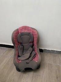 للبيع كرسي طفل للسيارة استخدام قليل ونظيف سعر نهائي ب 25 للاستفسار 077...