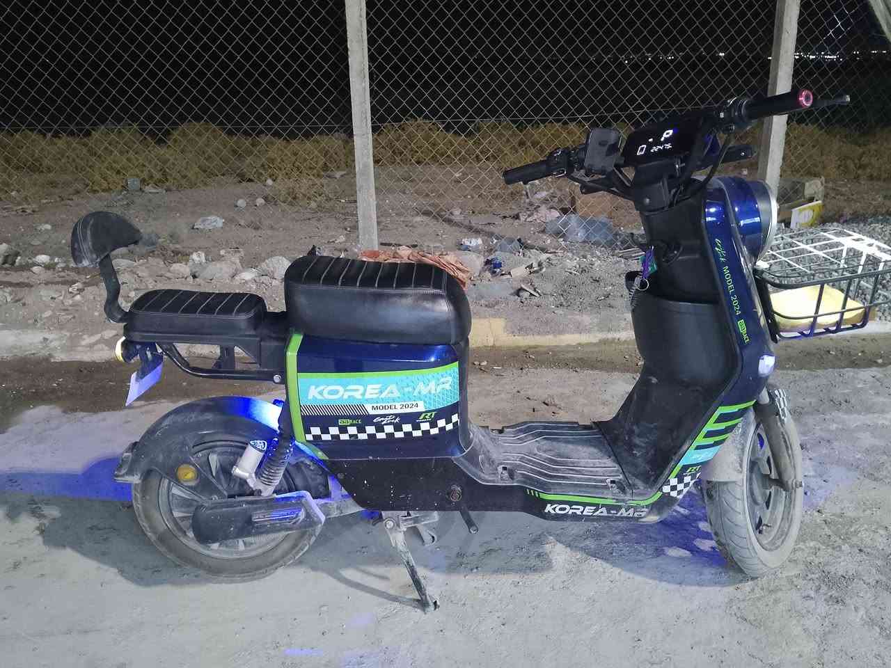 السلام عليكم
دراجة شحن للبيع 

كوريا  MR نوعية R11

يخبل ونظيف تحريكة فول 

تايرات نظاف ملف نظيف

هورن اشاير يمين يسار 

دبل إشارة 

نظام البك R

اربع سرع لايت عالي ناصي

وكافيتين عدلة وصفح

شحن موبايل USB

شاحنة اصلية

فول مواصفات 

 بطاريتين منفوخات ما يمشي

السعر 330 وبي مجال 

التواصل :*********** واتساب
