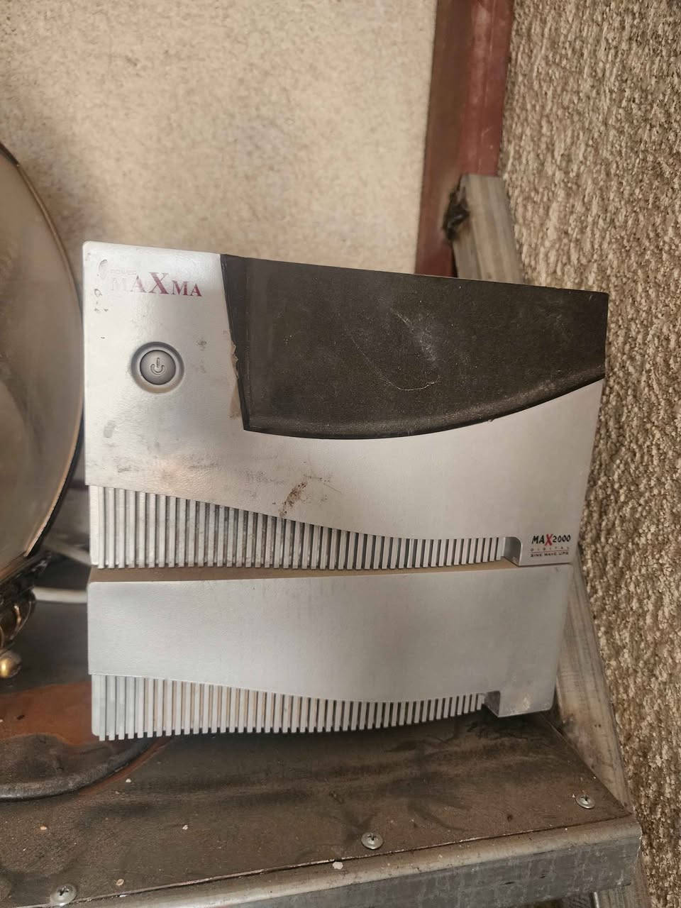 العلامة التجارية: POWER MAXMA
​الموديل: MAX2000
​المواصفات الفنية الرئيسية
​نوع الموجة (Waveform): Sine Wave (موجة جيبية نقية أو رقمية - Digital Sine Wave UPS)، مما يعني أنها آمنة ومناسبة لتشغيل الأجهزة الكهربائية الحساسة مثل التلفزيونات، الأجهزة الإلكترونية، والمراوح بدون إحداث صوت طنين.
​القدرة التقريبية: قدرة الجهاز الاسمية تُقدر بـ 2000VA (حوالي 1200 إلى 1400 واط فعلي حسب الموديل والتصميم).
​النظام: يعمل كنظام عاكسة ومجهز قدرة غير منقطع (UPS) يوفر تغذية خروج بديلة عند انقطاع التيار الكهربائي الرئيسي مع شحن البطاريات عند توفر الكهرباء.
​ملاحظة: لمعرفة تفاصيل دقيقة إضافية (مثل الفولتية المطلوبة للبطاريات عادةً 24V أو 12V، وتيار الشحن)، يُفضل فحص المُلصق الخلفي للجهاز (الستيكر) حيث يحتوي على جدول مدخلات ومخرجات الطاقة التفصيلي (Input / Output Specs).
مكاني بغداد الدورة البعيثة ورقمي 
*********** السعر 75000 وبيها مجال بغداد, العراق
