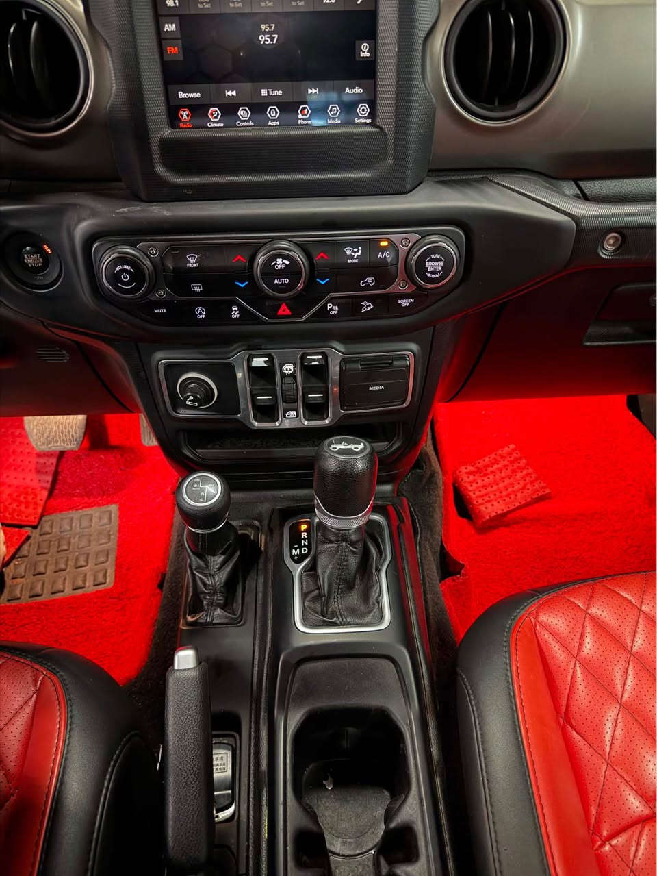Jeep 2018 jl  
سفری هارلم سپۆرت ئەنلمتد ٨٦ کیلۆمەتر  ڕۆشتوە سەیارەکە لۆکە 
ژم/*********** السليمانية, العراق
