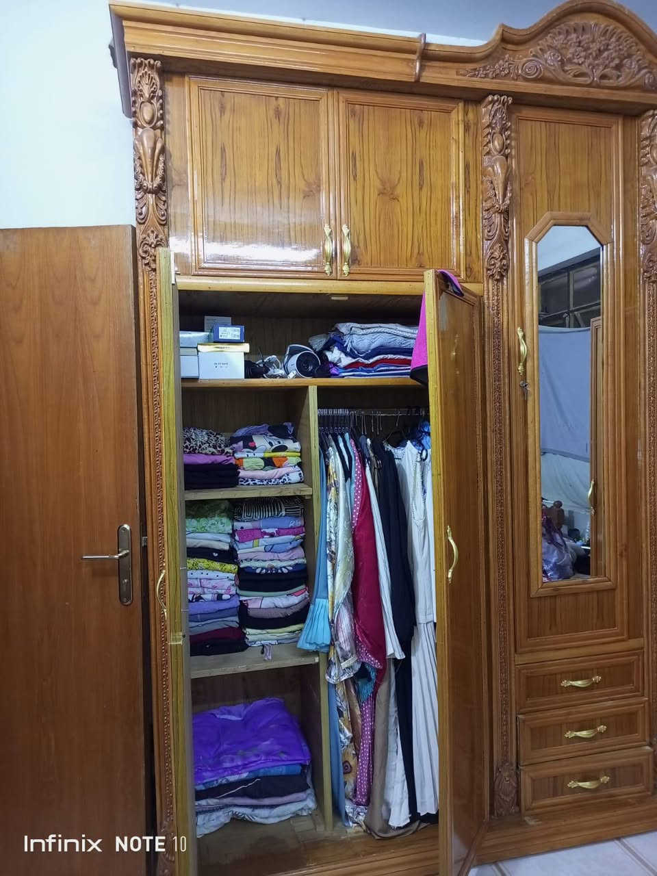 كنتور صاج عراقي 5 بيبان وملحق كلفني مليون واريده ب800 وبي مجال مستعجله علئ بيعته للتواصل واتساب عنواني الاعظمية  ***********

نص مكتوب في الصور:
- Infinix NOTE 10