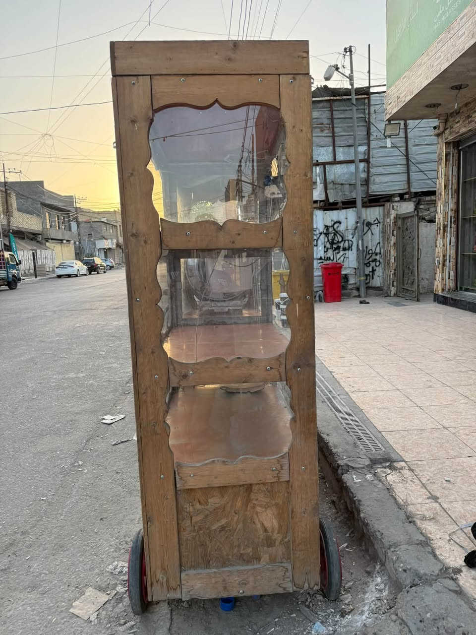 السلام عليكم 
عربانه للحب والجبس للبيع 
تصميمها خاص 
وجبيره تكدر تحط بيها هواي غراض 
ارتفاعها 180
طولها 200
نزالها 60 
بيها حوض مال حب جبير ستل ستيل اصلي ضد الزنجار والصدى 
بيها اناره كامله 
وجادرها موجود 
كهربائيات جهازه جيب وشغل كبل 
مكاني بغداد السيديه
للاستفسار اتصال ***********
