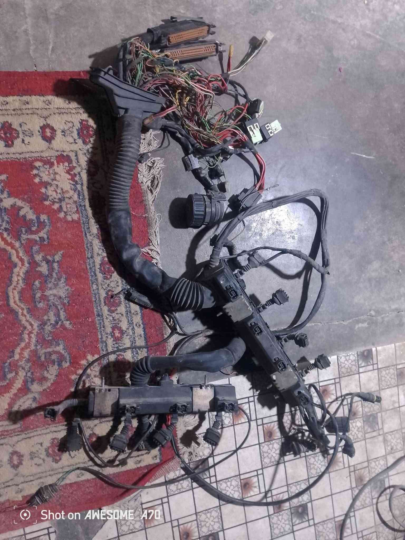 السلام عليكم للبيع ظفيرة محرك خفاش 44 دينمو هوى حاويه مع عقل كير  مو تفصيخ عراقي اشتريتها لسيارتي وماشديتها لأن رجعتها على ال40 سعر الظفيره 150وسعر العقل 65 مكاني البصره للاتصال ***********  واتساب موجود

نص مكتوب في الصور:
- Shot on AWESOME A70