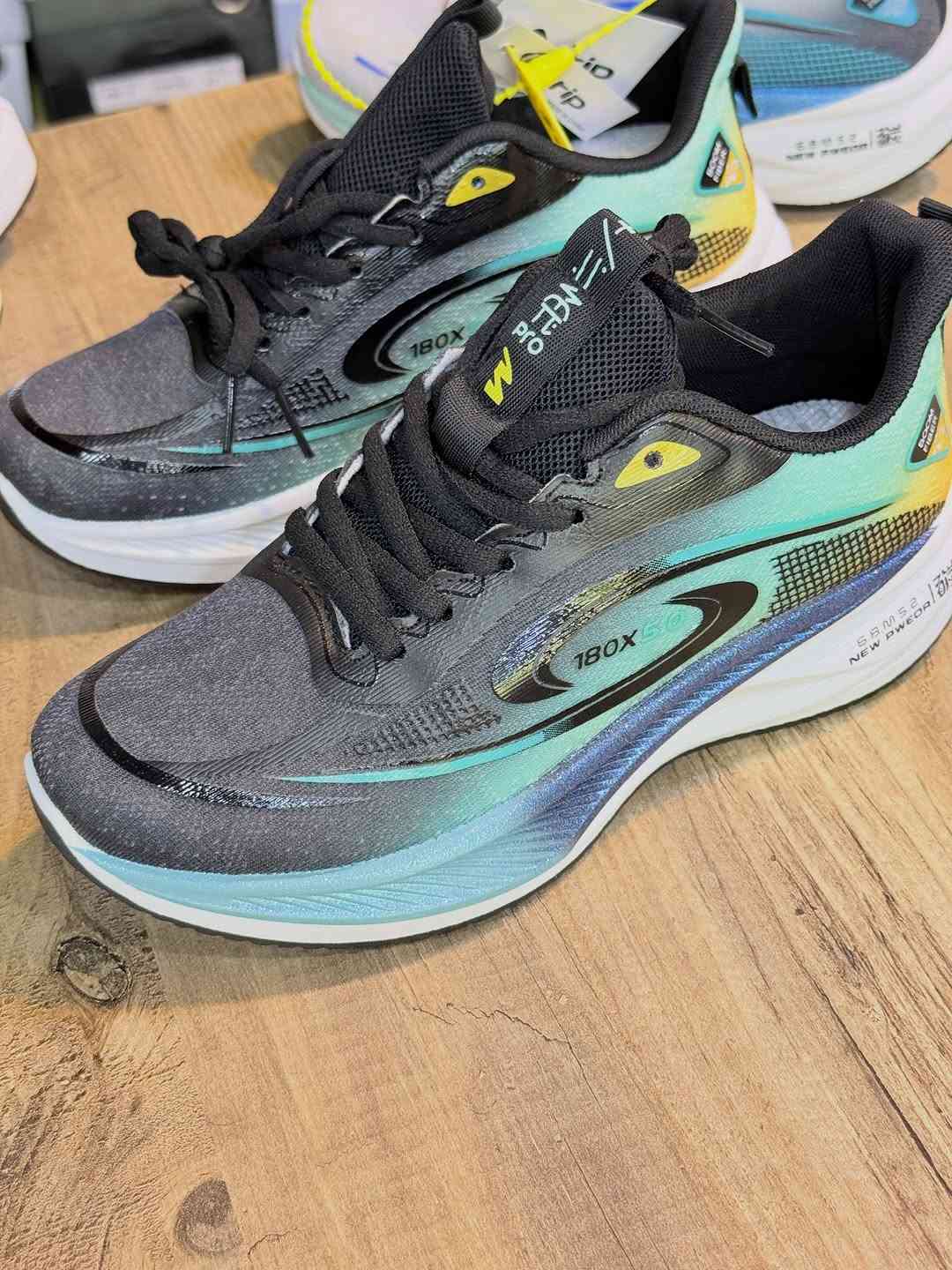 حذاء شبابي أنيق ومريح بجوده عاليه ✨👟

📍السعر 15 ✅من 36 لل 40 

🚚التوصيل متوفر لكل المحافظات 

📲للحجز دايركت الصفحه او على الواتساب*********** 

العنوان كربلاء حي الحر بعد المستوصف الجهه المقابله مجاور صيدلية لمار احذية الحمداني مقابل مركز 313 للمنتوجات الحيوانيه

