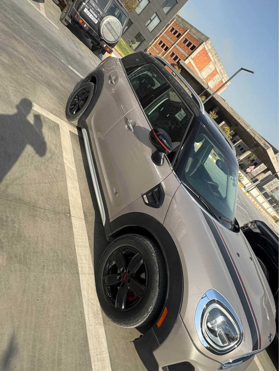 Mini copper country man 2022
ميني كوبر كانتري مان ٢٠٢٢ فول فول مواصفات 
السياره لوينين صحراوي سقف اسود 
سقف بنوراما 
كوشنات جلد 
تحكم ستيرن 
گير اوتو 
بصمه 
شاشه 
كامرا وحساسات خلفيه 
اوتو هولد 
سايد بريك بصمه 
تبريد قطعتين 
٥ مودات للقياده 
السيارة 4*4
سياره فول واعلى مواصفات بفئتها 
ماشية ٣٣ الف كيلو متر حقيقي 
صبغ قطعه واحده فقط ربع بنيد
السعر ١٩٣ ورقه 
السياره بحاله جيده جدا ونضيفه وجديده مثل ما موضحه بالصور
للتواصل *********** السليمانية, العراق
