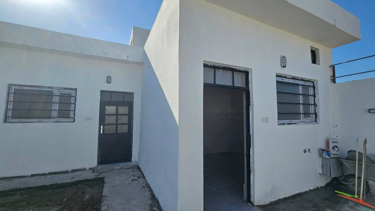 دار سكن للبيع
طابو زراعي سند 25 
طريق السنيه السياحي 
الجهه اليمنى منطقة تبليط بالكامل 
داخل مجمع مقابيل مشروع الماء 
المساحة 240 متر يبعد عن الشارع الرئيسي 100 متر 
بناء حديث بعد مامسكون
طابق واحد عگاده اساس كونكريت رفت
يحتوي على..... 
غرف النوم عدد 2 / صالة / مطبخ / مجمع صحي
گراج سيارة/ حديقة 
السعر 55 مليون 
                     مراجعة
مكتب مهدي العتابي للعقار ديوانية الجزائر مقابل فندق برج الامراء
للاستفسار 
*********** مهدي العتابي 
*********** حيدر الفتلاوي
***********
