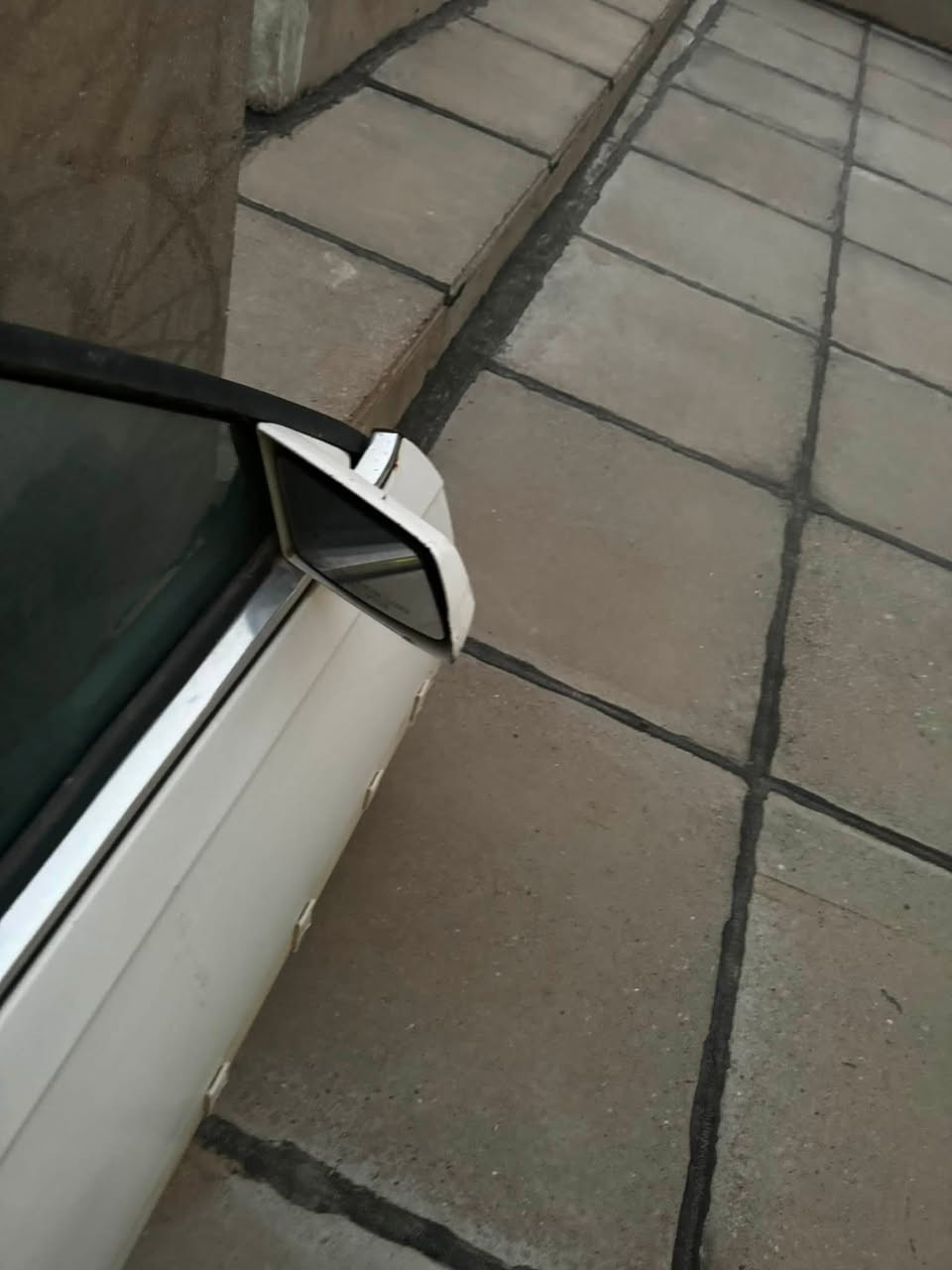 سلام عليكم عندي بابين سكن مع جاملغ جهه السايق للبيع شلونها بالصور هيجي كاملات باب الخلفي بس نقص برده السعر 125 الف اليريد يراسل خاص العنوان كركوك او يتصل***********
