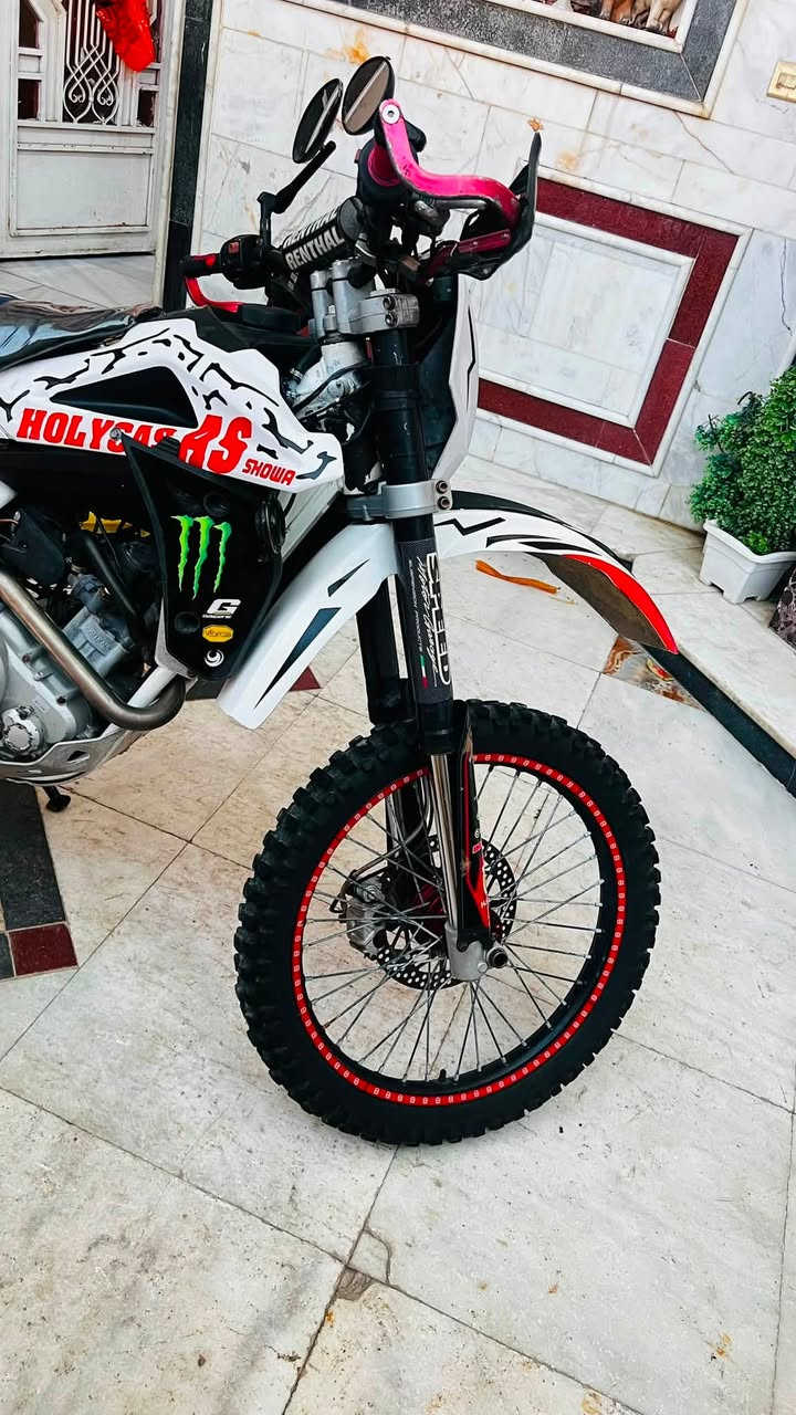 قفاز ياباني. دراجه رمبه  ب 17 وبيها مجال قليل 
عماره  *********** 😇🏍️🚳
