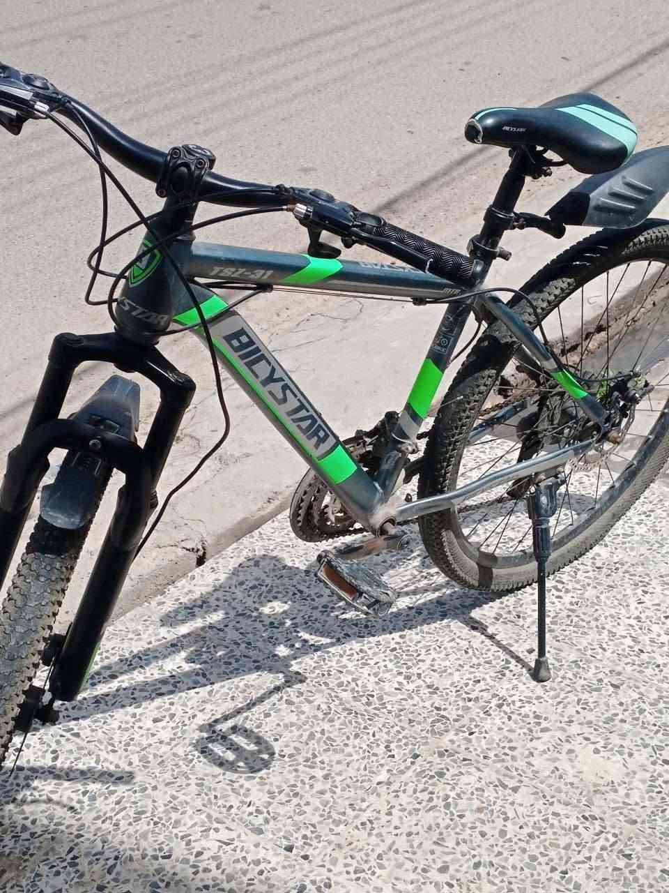 الماركة: Bicystar
• السستم: Shimano بالكامل (كير + بريكات + ناقل        -------حركة 7 سبيد V-Brake) دسكات بريك
 • حجم البايسكل: 26
 • التايرات: رياضي تايكر Tiger الأصلي – نقشة ناعمة
 • الويل: رياضي Zoom
 • نسبة النظافة: %95
 • البايسكل شبه جديد، استعمال قليل جدًا
 • جاهز للاستعمال بدون أي صرف
التواصل ***********
