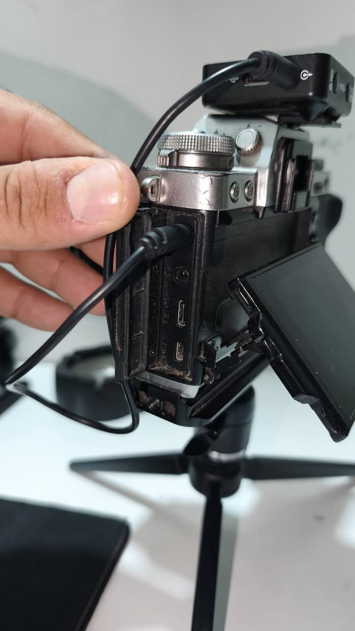 تم تخفيض السعر بيع مستعجل 
فوجي فلم xt3 مع عدسة من فوجي 35 f2 و3 بطاريات وشاحن وكارتون كامل
ما بيها اي مشاكل برغي ما مفتوح بيها الخدوش جراء الاستخدام 
اليعرف فوجي اكيد يعرف مواصفاتها كلش هواي ما حاجة اذكرهن 
السعر ٦٧٥ الف توصيل متوفر ***********
