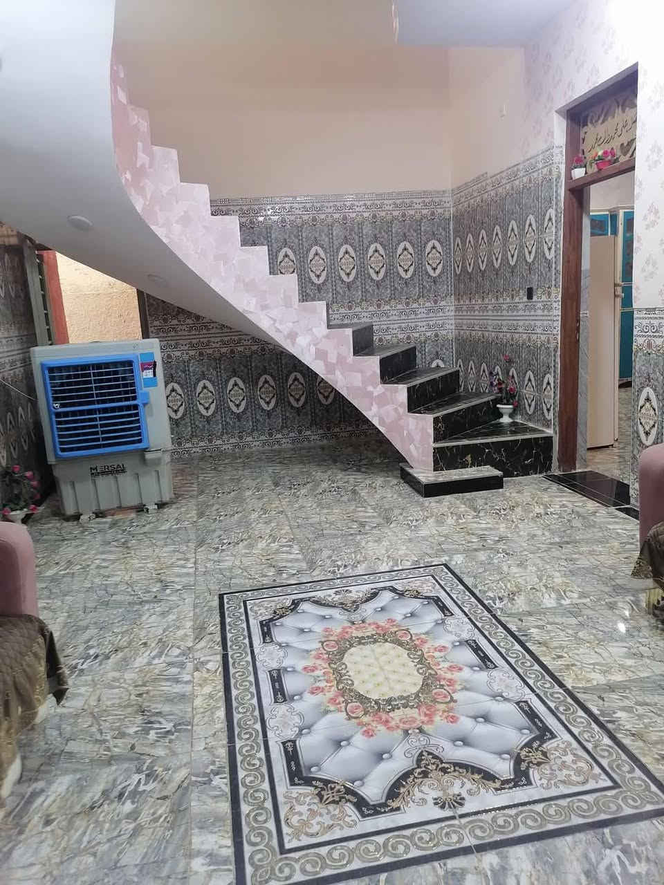السلام عليكم بيت ٢٠٠متر لبيع بشارع المرحوم ابو عمار الشريفي
يحتوي البيت ستقبال+مطبخ حار بارد+غرفتين نوم ٤/٥غرفه منهن سويت البيت كامل من كلشي كافه الخدمات موجوده السعر ٩٠وبي مجال الاتصال ***********
