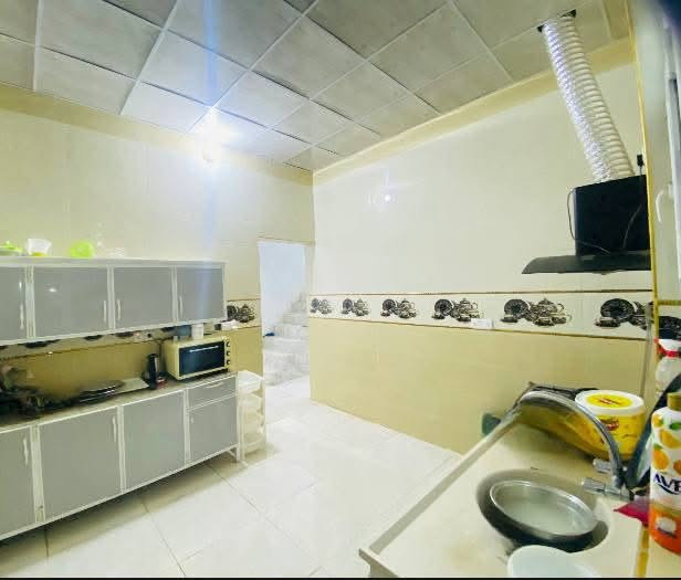 🏡 بيت للبيع

📍 الموقع: نهاية حي الشرطة – آخر فرعين، يم العويسات، فرع مُبلّط.

📐 المساحة: 180 متر.

✨ مواصفات البيت:

* غرفتا نوم.
* استقبال.
* مطبخ.
* بيتونة.
* حزام سيراميك في الاستقبال والمطبخ فقط.
* أرضية البيت كاملة سيراميك.
* سقف ثانوي.
* جميع الخدمات متوفرة.
* البيت مرتب وجاهز للسكن ولا يحتاج أي مصروف.

💰 السعر: 60مليون دينار.

📞 للاستفسار:
***********
***********
📲 اتصال وواتساب متوفر

