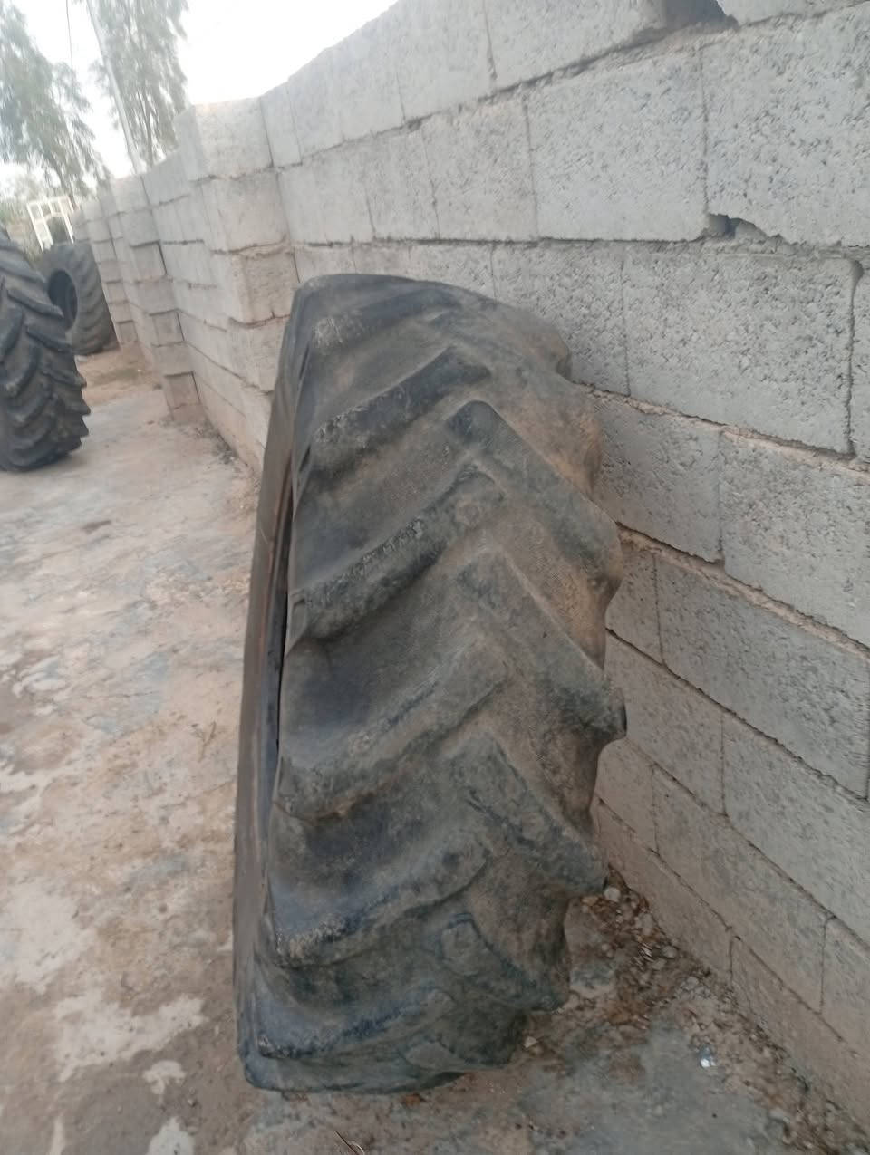 تايرات • ٣٨ على ٥٢٠ • ٢٨ على ١٦