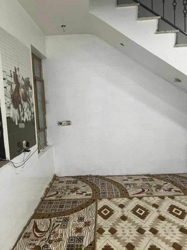 السلام عليكم بيت زراعي للبيع خلف بانزين خانه العبيدي مساحته ١٢٥ متر بناء جديد  صار ٣ سنوات من بنائه 
للإستفسار ***********
