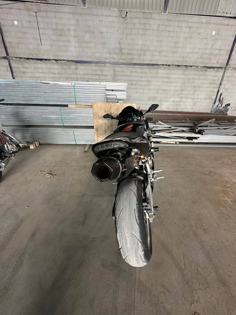 السلام عليكم 
RR 600 للبيع
بحالة الوكالة دراجه تجي وشوف بعينك دراجه نظيفه وأحلى من الصور 
مكاني بغداد المحمودية ناحية الرشيد 
رقم ***********
متوفر واتساب ورصيد
