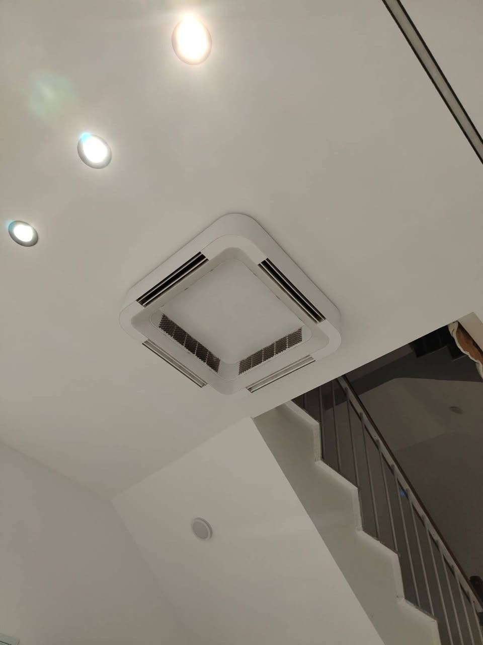 هذه مروحة سقف ديكورية حديثة "لطش" بدون شفرات (Bladeless Ceiling Fan) مزودة بإضاءة LED متغيرة الألوان وثلاث حركات (أبيض، شمسي، أوف وايت)، وتتميز بوجود مخارج هواء متعددة للتهوية مع تحكم كامل عن بُعد عبر جهاز تحكم (ريموت) أو تطبيق الهاتف الذكي. [1, 2, 3]
السلام عليكم عندي مراوح للبيع مامستخدم جديد ........
هذه مروحة سقف ديكورية حديثة "لطش" بدون شفرات (Bladeless Ceiling Fan) مزودة بإضاءة LED متغيرة الألوان وثلاث حركات (أبيض، شمسي، أوف وايت)، وتتميز بوجود مخارج هواء متعددة للتهوية مع تحكم كامل عن بُعد عبر جهاز تحكم (ريموت) أو تطبيق الهاتف الذكي. [1, 2, 3]

التصميم: مربّع الشكل بتثبيت مسطح على السقف، وتعتبر بديلاً عصرياً للمراوح التقليدية.

الإضاءة والتحكم: إضاءة LED مدمجة بقوة تفصيلية تتراوح غالباً حول 45 واط، مع إمكانية تعديل درجات اللون والسرعات.

التبريد: تعتمد على محركات مخفية لتوزيع الهواء من المخارج الجانبية بشكل متساوٍ ومتعادل. [1, 2, 3, 4]

تثبت ع سقوف أو ع جبس بورد مكاني حي الجهاد للاستفسار ***********السعر 125بي مجال عندي 6قطع فقط مشدودات مامستخدم
