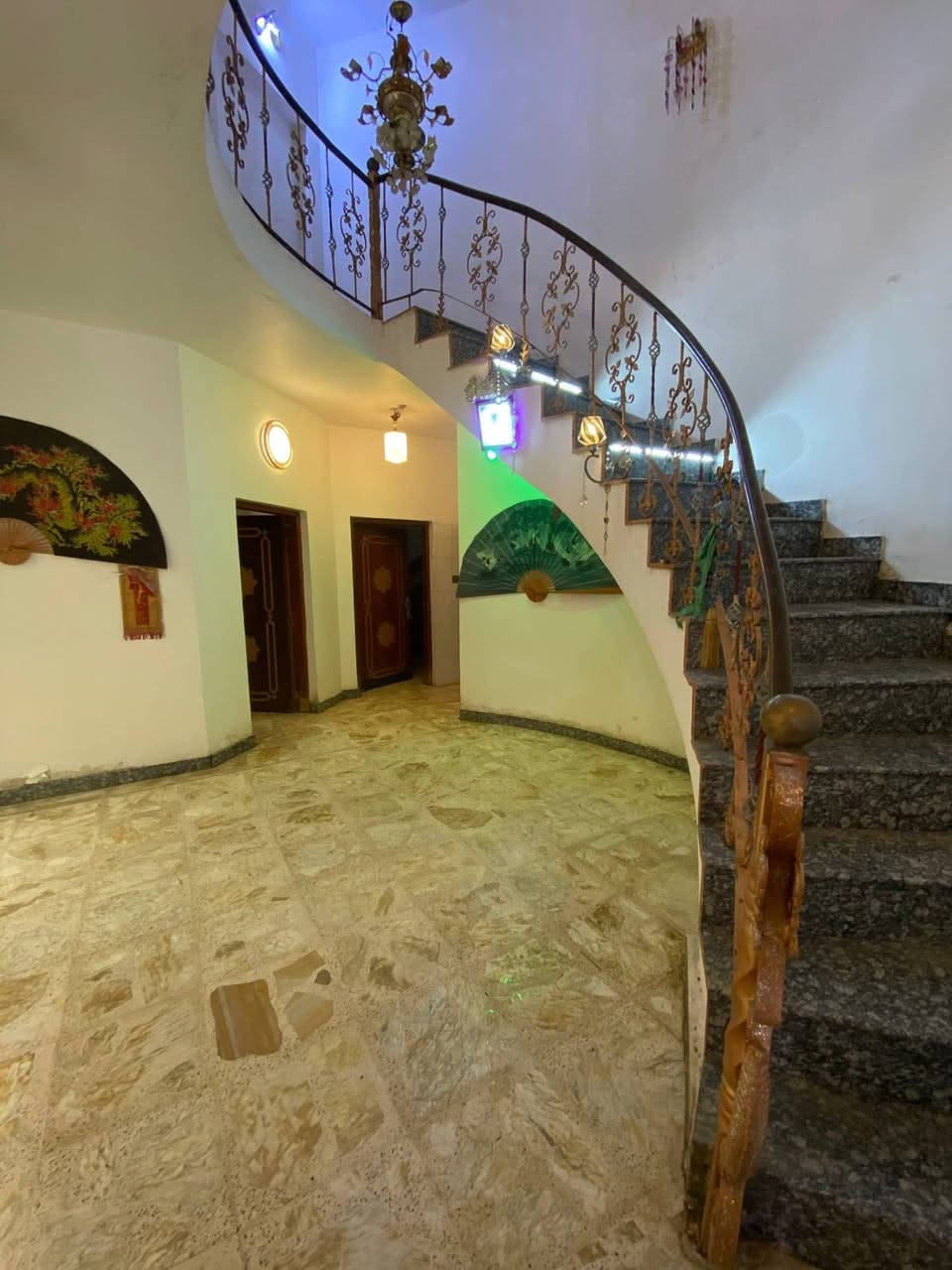 السلام عليكم ورحمه الله وبركاته 
بيت للبيع مساحة ٢٠٠ متر بناء حديث درجه اولى طابو صرف وليس زراعي 
🟩مكان 👇
بغداد ( منطقه حي الصدرين ) 
🟦يحتوي على 👇
استقبال + صاله + ٢غرف نوم كبيره +صحيات خارجيه وداخليهة+ كراج كبير تدخل سياره 

🟦الخدمات 👇
مجاري + تبليط 
🟥قريب يم 👇
المدارس الابتدائية اور 
للاستفسار والتواصل اكثر عبر 👇👇
📞*********** السعر بعد العاينه170وبي مجال
