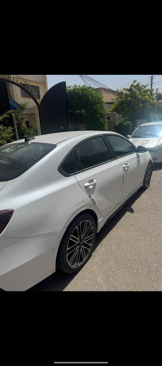 السلام عليكم مكلف بالنشر سيارة كيا فورتي موديل 2023 حدثها بنيد او بالعراق طخات خفيفة سيارة نضيفة باواقع احلة من الصورة بسم بنت ثاني يوم اتحول مكان السيارة البياع رايديها 123 او بيها مجال للشراي مستعجلة على البيع  صورة الحادث مرفقة الشراي يتصل بي وتساب***********

نص مكتوب في الصور:
- BIDCARS