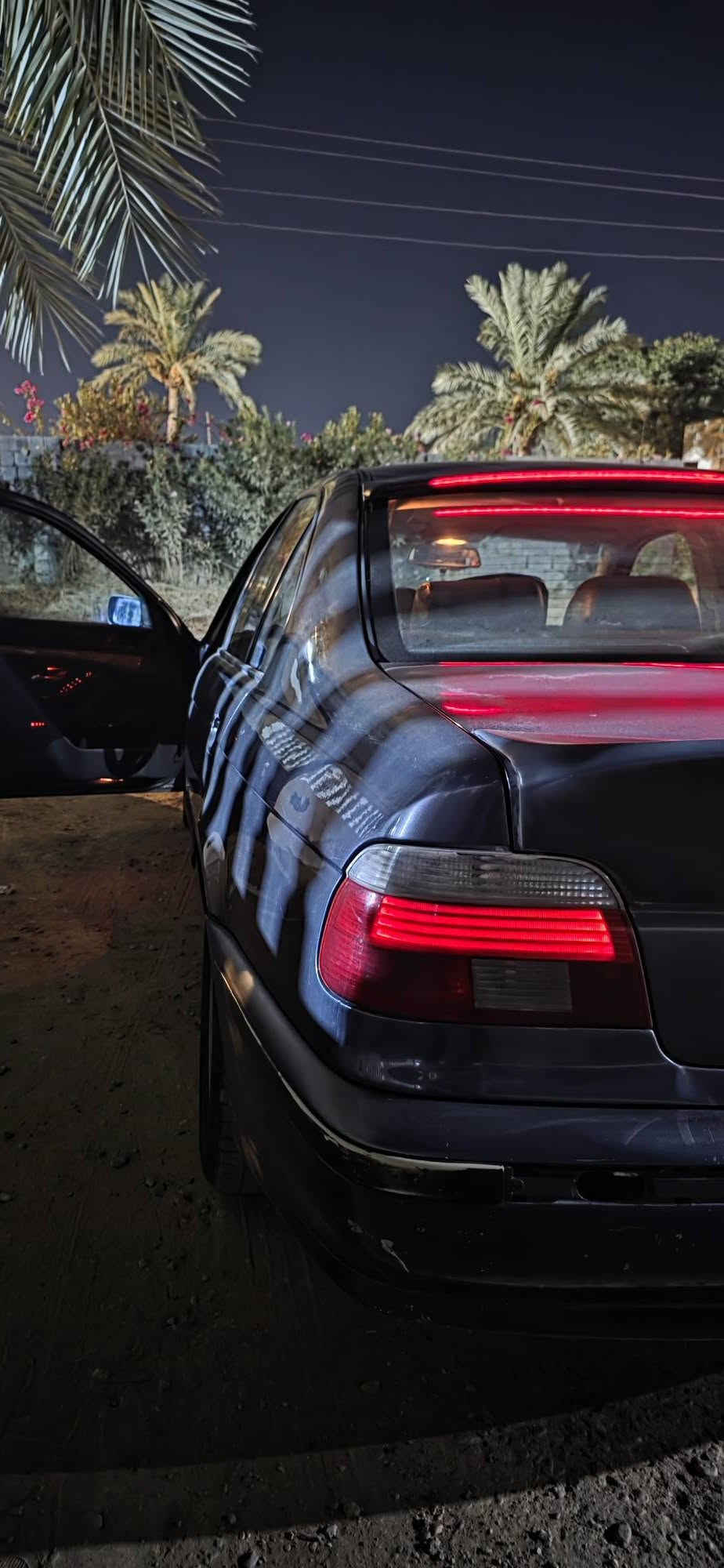 🚘 للبيع BMW E39 528i موديل 1998
🔹 المواصفات:

- الموديل: BMW E39 528i
- سنة الصنع: 1998 مسجل بالسنوية 1997
 بأسمي رقم بغداد سنويتها 2028
- المحرك: 6 سلندر خطي 2.8 لتر
- القير: أوتوماتيك تيبروتك
- الدفع: خلفي
- السيارة سيدان 4 أبواب
- المقاعد: 5 ركاب
- الماركة ألمانية وارد ياباني 🇩🇪

🔧 مواصفات السيارة وحالتها:

- داخلها جلد الاصلي ونظيف واضح بالصور 
- المكينة مكفولة من بخار وتنقيص وكذالك الگير 
- منظومة تبريد جديدة بالكامل
- التايرات تخم نظيف
- سبير وأدوات كاملة وياها كهربائياتها شغاله كشنات كهربائية ستيرن نزول وصعود كهربائي ضوء زنون

. الملاحظات 
دعاميات يرادلهن ادامة او تبديل مثل ما موضح بالصور بيها جراد بالبنيد وشويه بداية القمارة فقط اما الباقي مابيها قطرة جراد يرادلها بوليش تطلع تخبل

السعر: 68 وبيه مجال مكاني بابل مشروع المسيب

📞 للاستفسار والتواصل:
***********

الجادين أهلاً وسهلاً 🌹

#BMW #E39 #528i #BMW1997
