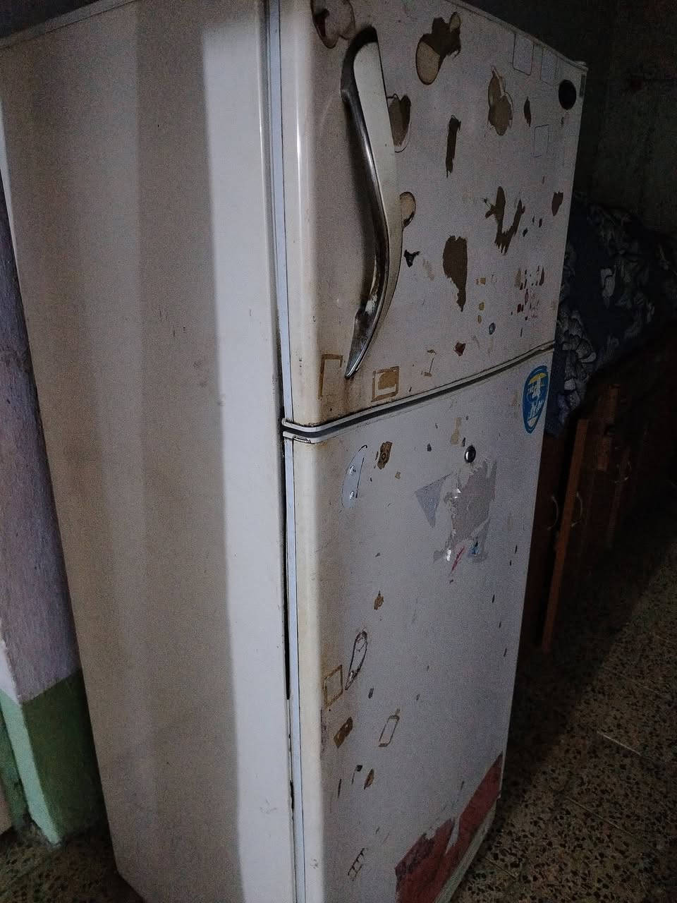 السلام عليكم ثلاجه للبيع شغاله مابيها كلشي فريز يثلج من تشتغل السعر ٦٠ الف قرب جسر خرنابات اتصل***********
