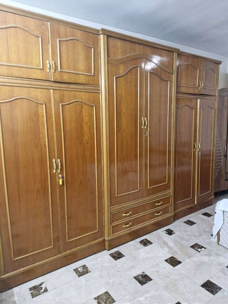 غرفه صاج ست أبواب أو ملحق ديوان عشر مقاعد نظيف ***********
