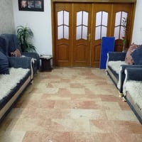 طقم أثاث منزلي  مستخدم باللونين الأزرق والبيج مع وسائد مزخرفة. مكون من...