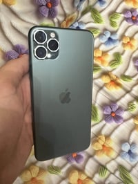 iPhone 11 Pro Max للبيع الجهاز نظيف جداً، ما بيه كسر أو فطر، الشاشة وا...