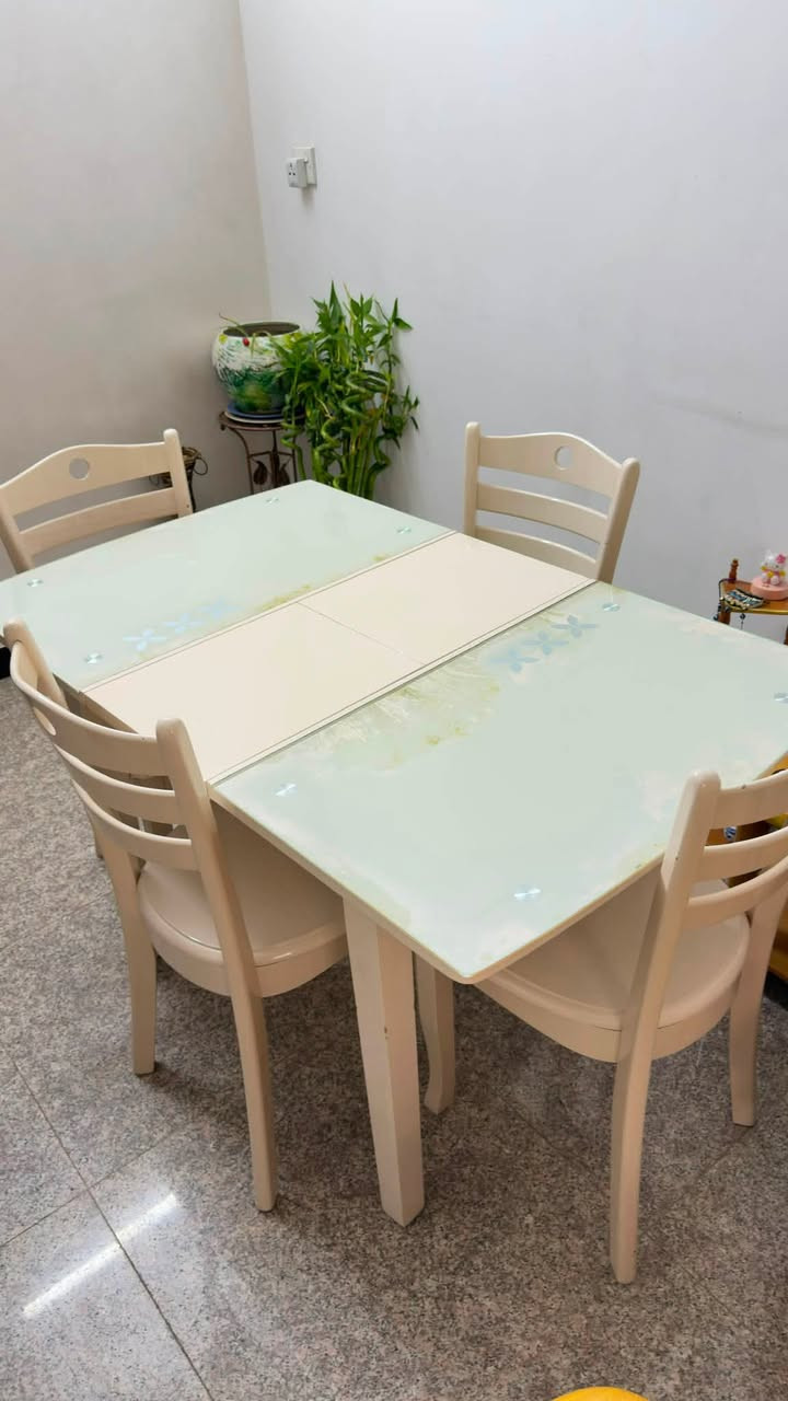 ميز + اربع كراسي سعره 95  مكان بغداد حي الجامعه
***********
