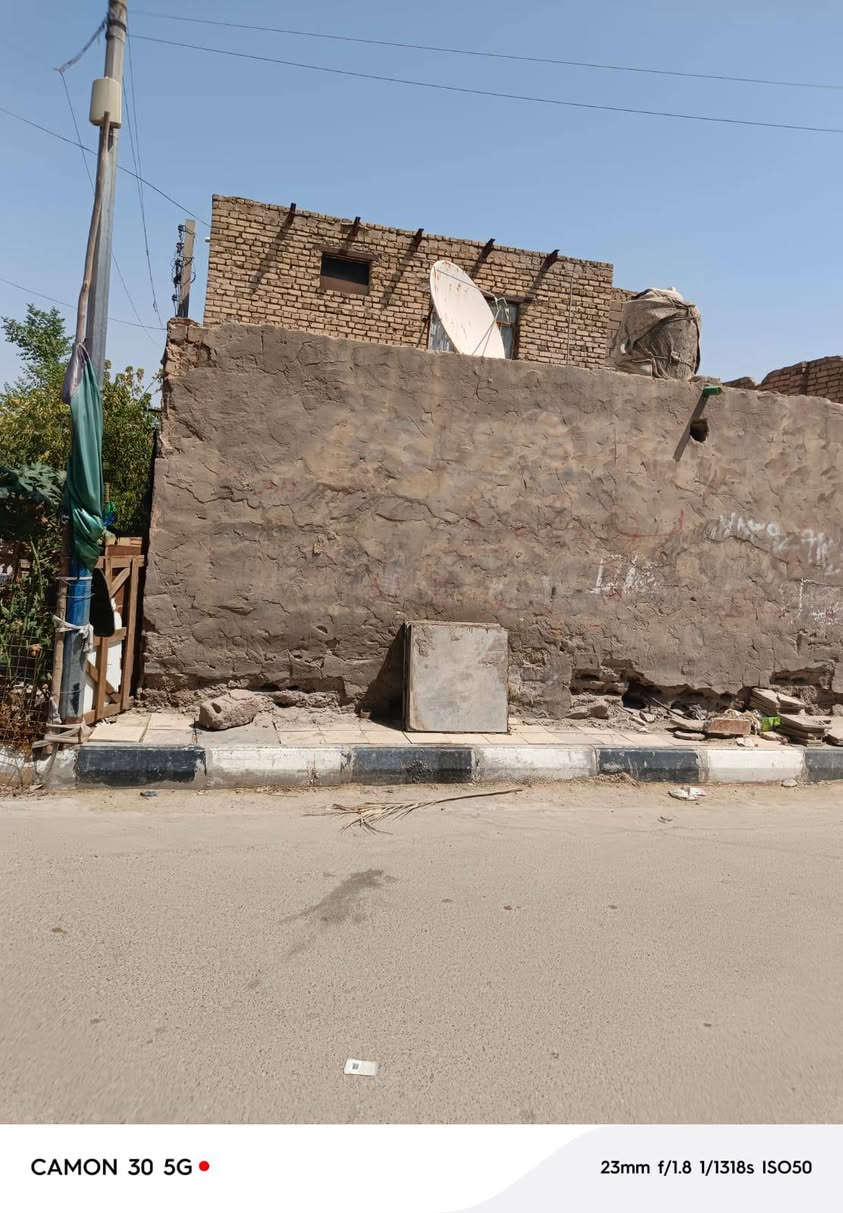 عليكم بيت للبيع المكان ناصريه حي الشهداء بشارع لنص لبيت ركن عل ساحه المساحه مالته 240متر 
رقم لستفسار ***********
