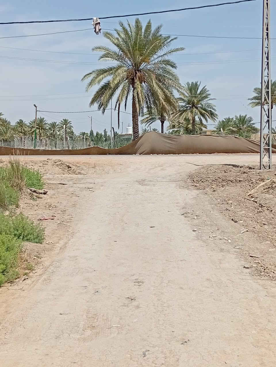 قطعه ارض للبيع في حي بابل مساحه 200 متر ثاني قطعه عن الشارع ماء وكهرباء وتبليط وتبعد عن التبليط الجديد 10 متر للاتصال ***********
