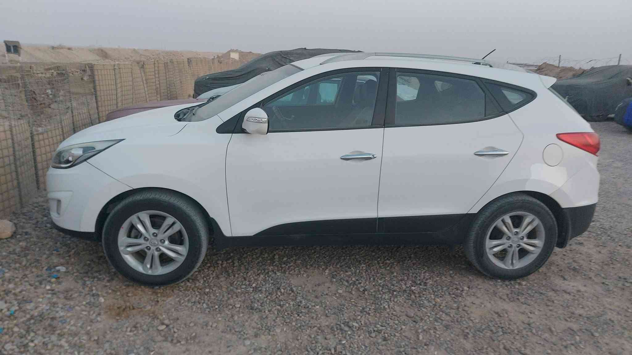 توسان ٢٠١٣ 
خليجي مكفول كفالة عامة عدا نص شبر بالجاملوغ الأمامي جهة سائق 
رقم بغداد انكليزي سنة ٢٠٣٠ باسمي 
السيارة ماشية ١٩٠ 
سيارة بصمة تشغيل عن بعد محورة 
محرك دوش نعمة الله 
تدفئة تبريد بس ستر الله  
سيارة خير من الله وبركه 

رايدها ١٣٧ وبيها شوفة للشراي 

رقم ***********
المكان ديالى الخالص
