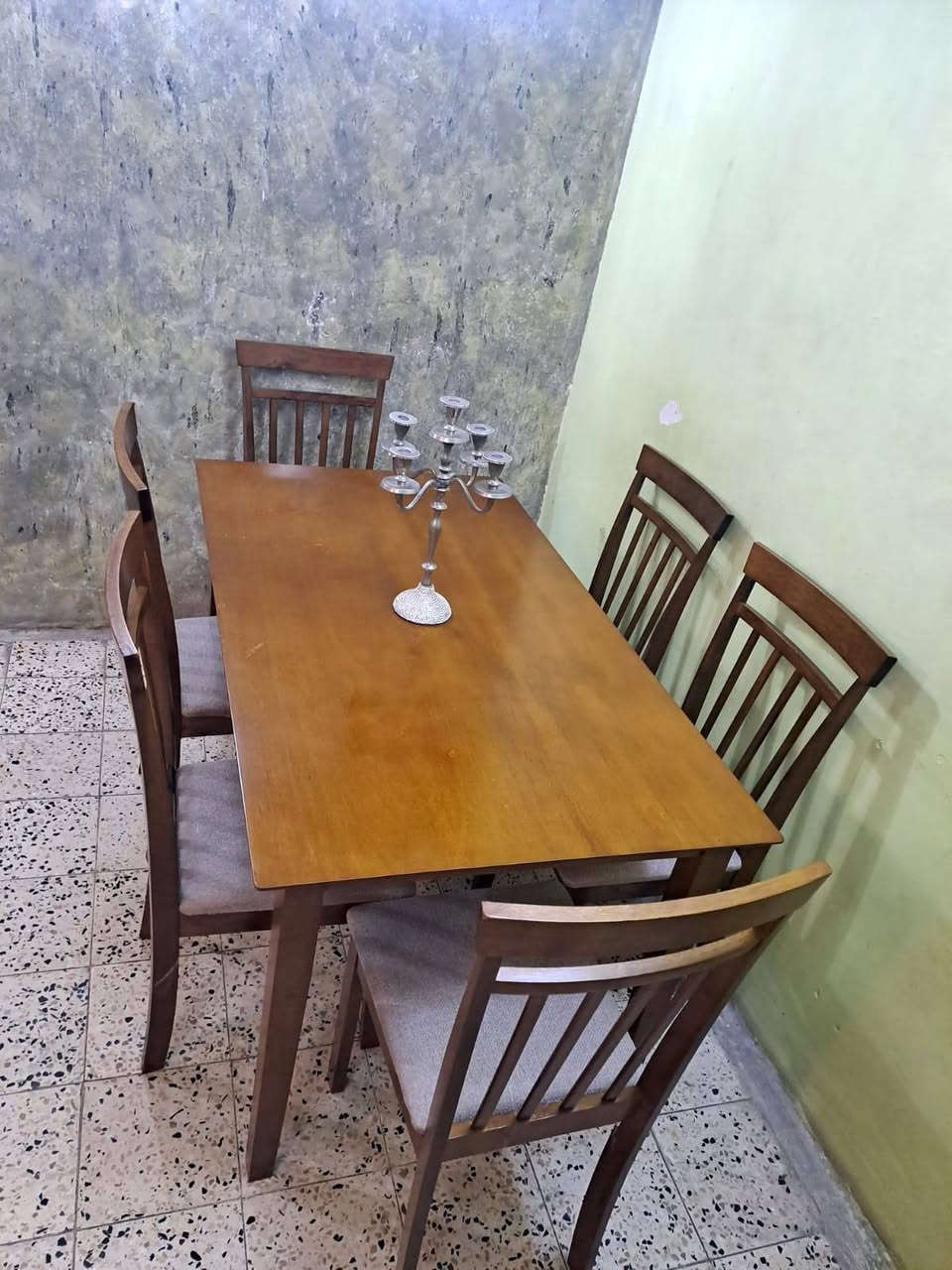 ميز طعام ٦ كراسي خشب زان (هوم سنتر)نظيف جدا بدون اي ضرر الاتصال ***********
