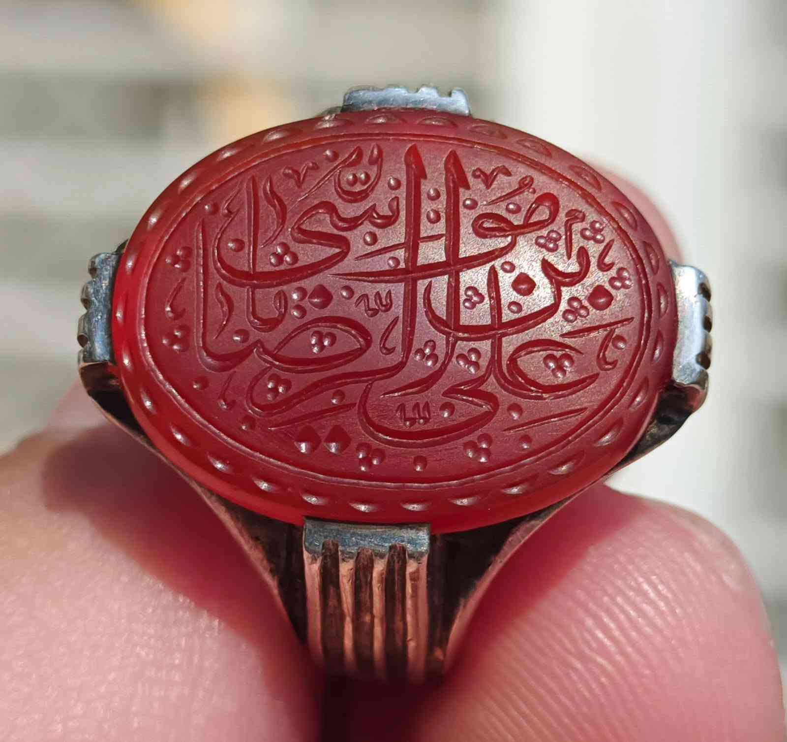 السلام عليكم عقيقه يماني تحفه خط جميل جدا مخطوط(ياعلي ابن موسئ الرضا) قياس الحجره 2سم وقياس الخاتم 25-26 صياغة مخالب الصائغ(عود) سعر 70 مكان ناصرية توصيل موجود ***********
