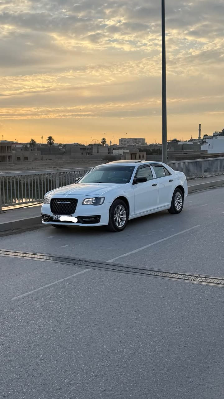 كلايسلر 300C موديل 2017  السيارة فول مواصفات ماعدا الحساسات والرادار
اللون  ابيض 
: اوف وايت  اللون الداخلي
: 124,000 ميل رقم سليمانية جديد

الحالة:
كفالة عامة 
السيارة كلين تايتل
بيها تلحيضات بسيطه PDR فقط بدون صبغ

المكينة والگير مكفوله 
سنوية جديدة وتحويل مباشر
المواصفات:
بصمة تشغيل
تشغيل عن بعد
كاميرا خلفية
سقف بانوراما
كشن جلد
كشن كهرباء
تدفئة +تبريد كشنات أمامي 
تدفئة كشنات خلفي
ستيرن هيتر +كهرباء + شفتات
خزن وضعيات الجلوس + المري + الستيرن 
كير موس 
ويلات البلادي حجم 18 
شاشة كبيرة 
كار بلي 
دعامي أمامي دبل ليحه فات S
+ وياه دعاميه البلادي فات C بحاله جيده جداً 
بردة كهربائي خلفي بيلاد تنزل اوتو مع البك 
+مري قلاب مع البيك اوتو 
لايت زينون زرع عدسات اكبر من البلادي من دكتر لايت معروف شغله 
حداديه كامله بحاله جيده جداً 
اي نقص بالسياره ماكو 
رقم صاحب السياره
***********
