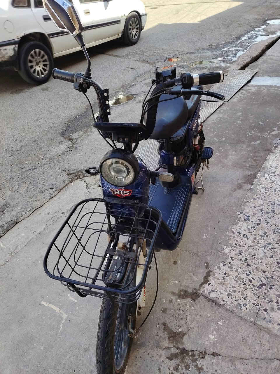 ماطور للبيع
بطاريات منفوخة يحتاج بطاريات 
جانب الأيسر / كراج الشمال 
***********
