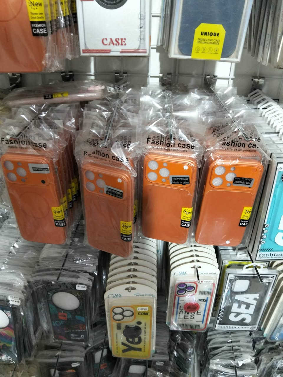 شلعة كفرات كلها بكج وجديد واكثره كل عشرة بجيس القطعة ب 500 بيهن كمية فوك العشرين الف وبيهن ايفونات كمية هواية كلش مرتبة اللي يفيده يراسلني ***********
