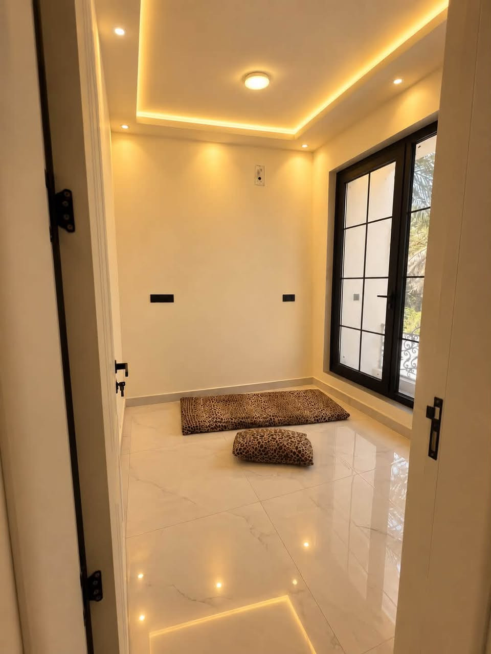 🏡 دار مودرن للبيع – الدورة / البوعيثة ✨
فرصة مميزة لامتلاك دار بناء حديث ومودرن بتصميم أوروبي راقٍ، بمساحة 150 متر وواجهة 7.5 متر × 20 متر.

🔹 تفاصيل الدار:
• طابقين بتصميم عصري ومدروس
• الطابق الأرضي: صالة + هول + مطبخ داخلي + منور
• مطبخ خارجي
• صحيات داخلية وخارجية
• الطابق الثاني يحتوي على 3 غرف نوم
• بناء درجة أولى وتشطيبات راقية
• تصميم واجهة أوروبي مودرن

📍 الموقع: الدورة – البوعيثة – مجمع شواطئ دجلة
📌 قريب جداً من سيطرة البوعيثة وفي موقع مميز ضمن المربع الذهبي.

📑 السند: طابو زراعي سند 25، مكاتبة وتنازل وإقرار محكمة من صاحب السند مباشرة.

💧⚡ الخدمات متكاملة: ماء، كهرباء، تبليط.

💰 السعر جداً مناسب ومراعي للجادين بالشراء.

📞 اللي يرغب بالمعاينة ومعرفة السعر، يتواصل ويانا على:
***********
***********

أو مراسلة الصفحة مباشرة 📩
