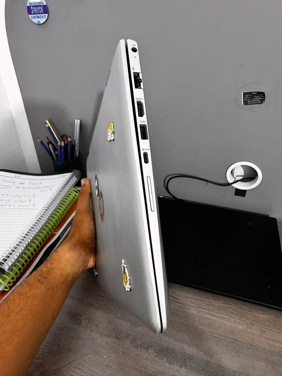 سلام عليكم لابتوب للبيع لابتوب عملي او دراسي كولش حلو نضيف مواصفاته 

HP ProBook x360 440 G1

⚙️ المعالج

Intel Core i7-8550U بسرعة 1.80GHz، وتصل تقريبًا إلى 4.0GHz

🧠 الرام

16GB RAM

🎮 كرت الشاشة

NVIDIA GeForce MX130 2GB + Intel UHD Graphics 620

💾 التخزين

477GB تقريبًا (غالبًا SSD 512GB)

🖥️ الشاشة

14 إنچ

✋ اللمس

يدعم 10 نقاط لمس + قلم/لمس

🏗️ النوع

x360 — الشاشة تنقلب 360° ويصير مثل التابلت

🪟 النظام

Windows بنظام 64-bit 
 ملاحظة مواصفات الحاسبة الي مايعرف     

العنوان : بغداد الامين الثانية ريه وسكينه متواجد واتساب فقط ***********
