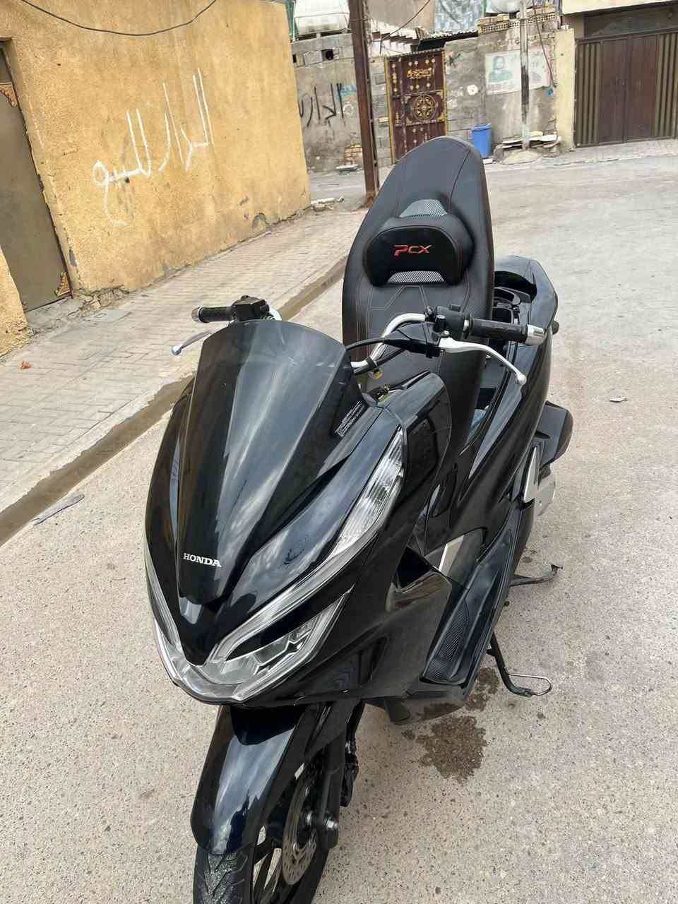 السلام عليكم PCX جيل الثالث    ياباني JF
مصارلهة هواي من نازله كفاله الدراجه كفر ومكينه لوك
ماشيه 40✅
الورقه مال مزاد✅
مكينه125✅
حساس ستان حساس ازدحام✅
المنفيس والكتلوكات والعدة هم وياها
السعر19ونص مكاني بغداد مدينت الصدر  بعد سنه اذا كلولك مفتوحه ترجتع ماسنجر ممتواجد
شراي اتصل***********

