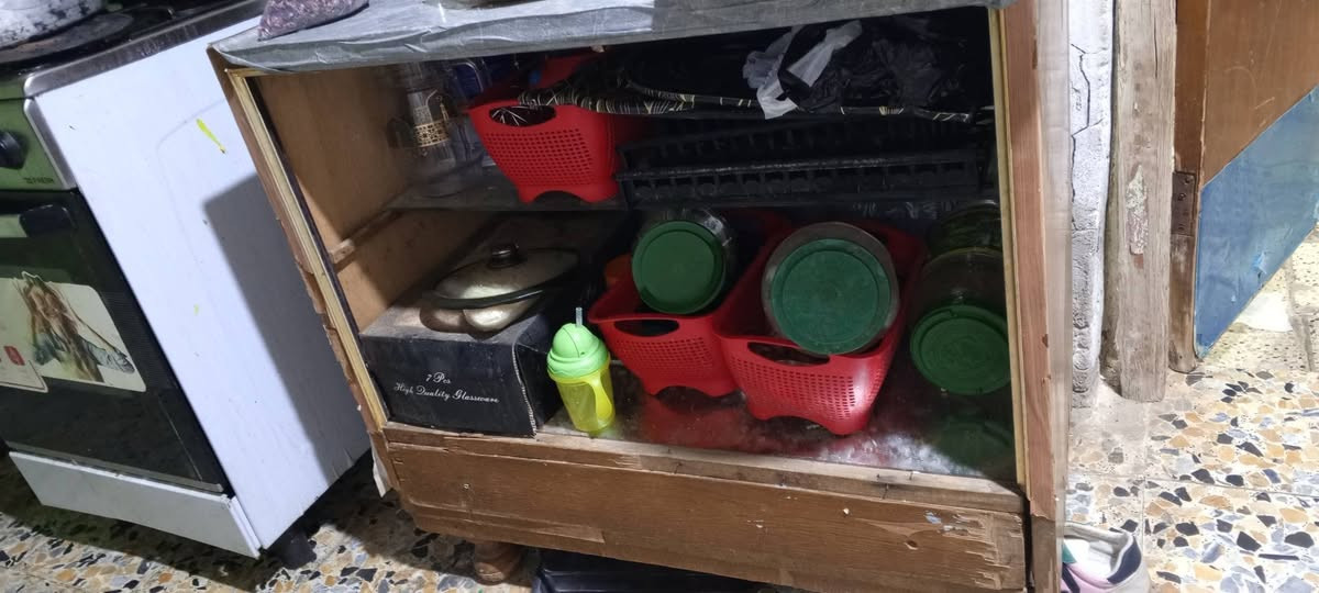 سخان للبيع ب٢٥وبي مجال معرف شكم لتر بس وحجمه وسط 
والميز ب١٠
والثلاجه ب١٥٠
١٠قدم مبدل ماطور جديد 
للاستفسار مراسلة ‏‪***********‬‏
