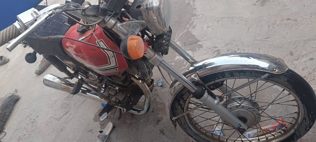 سلام عليكم دراجة للبيع مكينتها 200cc مال ستوته كهربائيات كلها شغاله من الاشارة للأشارة رقم وسنويه بأسمي رقم انكليزي مكاني البصره خور الزبير دراجه صارلها اكثر من شهرين مامغسولة واروح بيها يوميه من الخور للبصرة وارجع اشتغل بيها دلفري الشاصي مابي اي شي الدراجه2023 السنويه تسقط ب2028  مستعجل ع بيعتها كلش ادمن🙏🏻 رقمي واتس ***********
