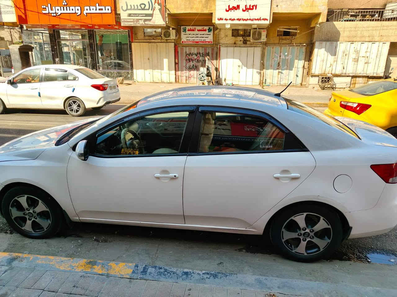 السلام عليكم اخوان
كيا سيراتو ٢٠١٠ خليجيه السياره جاهزه من كل النواحي 
كير محرك تبريد صدر رقم بغداد انكليزي باسم صاحبهه
فقد بيهه ملاحضات موضحه بدون ضربه بدون تبديل بدون صبغ ففط مقدار شبر بين الباب الخلفي وجاملغ
مكان السياره بغداد الدوره السعر ٩٥وبيهه مجال للطيبين 
رقم صاحب سياره ***********

