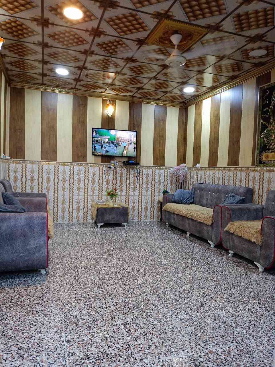 ‏بيت بداية الحميديه 🏤
طابقين مسلح، (مساحتة 200 م٢ واجهه 10م نزال 20 م)
 
‏الطابق الاول/ يحتوي غرفتين نوم /صالة كبيرة/ استقبال/ مطبخ يحتاج سيراميك فقط/ حمامات عدد 2 / كراج / ترك حول البيت🥀🥀🌹

‏الطابق الثاني/ يحتوي غرفتين نوم/ صالة كبيرة/استقبال/ مطبخ/ حمامات/طرمه.. 🌹🌹 
‏كل طابق الكهرباء مالته منفصلة بوحده💡 💡 🌅
للاستفسار التواصل واتساب فقط 
*********** 📞📱
