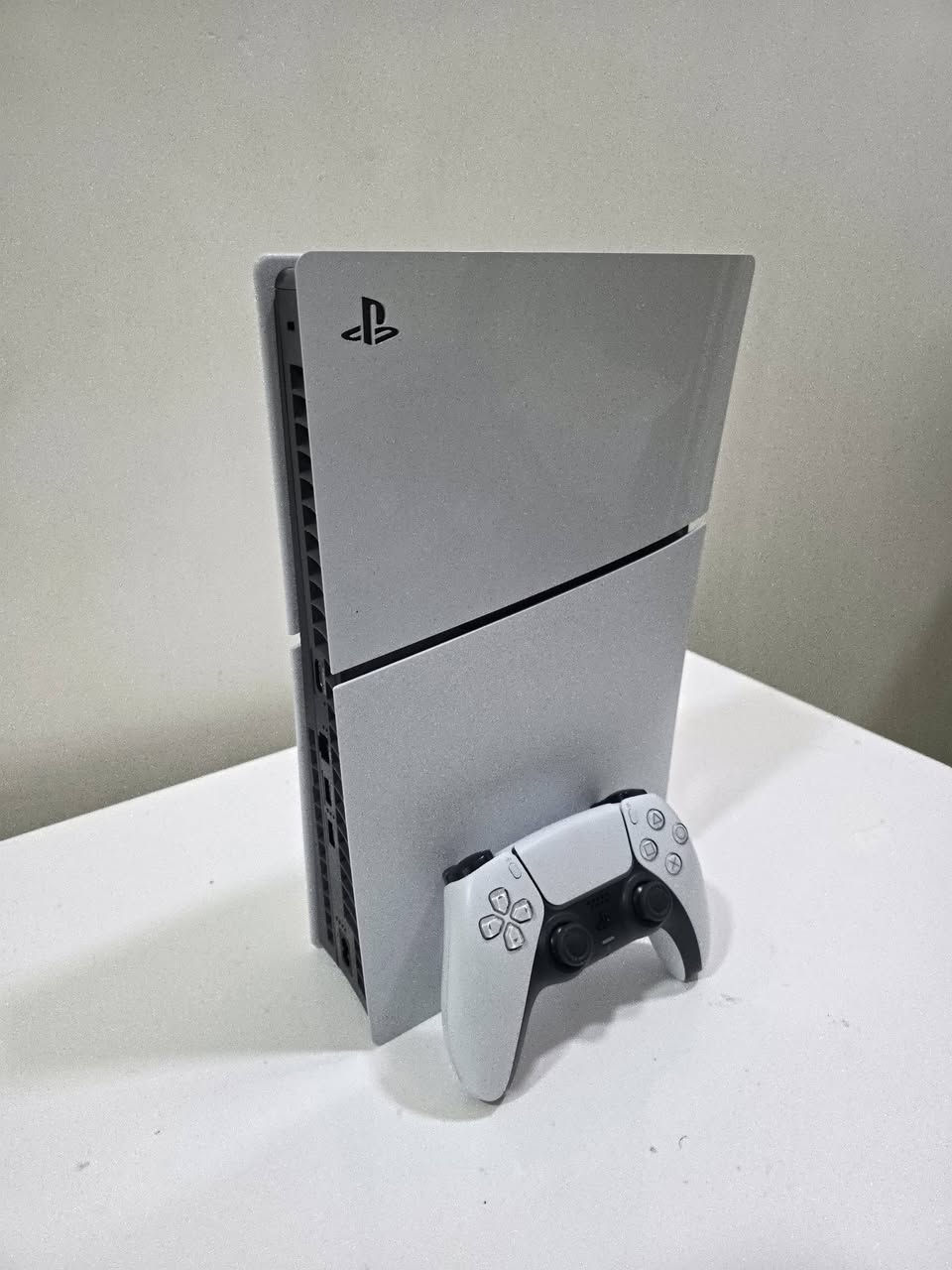 السلام عليكم اخوان 

playstation 5 slim 
للبيع مع قرص

الجهاز نظافة 99% غير مفتوح والكارتونه موجودة وياه 

اليدة الخاصة بالجهاز موجودة مع وجود
 ال (HDMI/ وكيبل الطاقة/ وكيبل الشحن الخاص باليدة) 

الذاكرة: تيرا

المكان: ميسان والتوصيل غير متوفر 

السعر850الف دينار وبيه مجال

التواصل واتساب ***********
