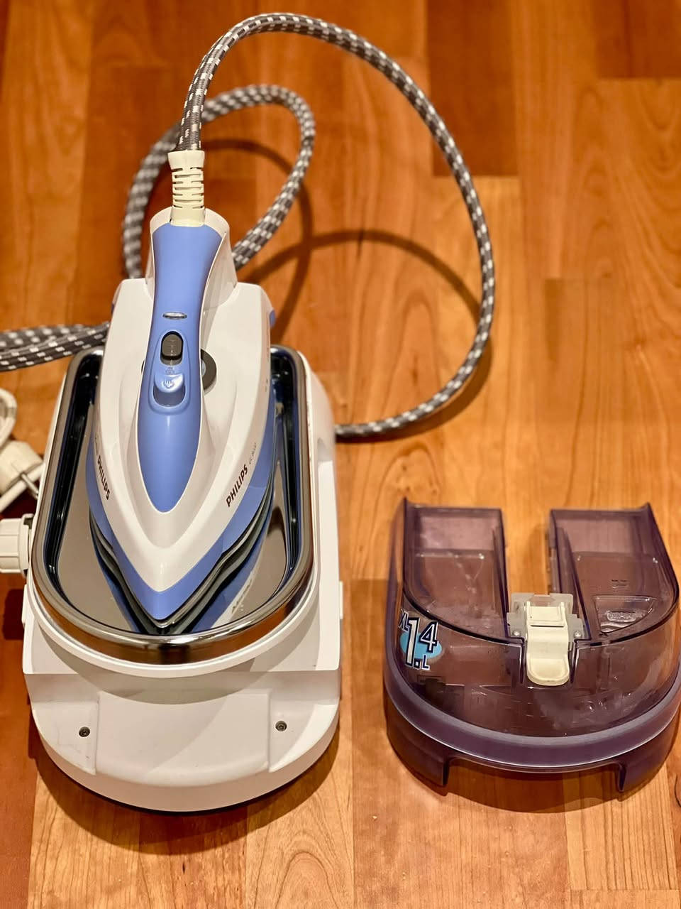 مكوى بخار فيليبس Philips احترافي للبيع
السلام عليكم 
للي يدور على مكوى بخار قوية واحترافية وتوفر عليه الوقت والجهد!

✨ المواصفات والمميزات:

الماركة: Philips
ضغط البخار: قوي جداً ويوصل إلى 4.5 بار، يساعد على إزالة حتى أصعب الكسرات بسرعة.
بخار مستمر: من 0 إلى 110 غرام بالدقيقة، وياها دفعة بخار قوية للكسرات الصعبة.
خزان ماي كبير: يكفي لكوي كمية كبيرة من الملابس بدون الحاجة للتعبئة كل شوية.
كوي عمودي: تكدر تستخدمها للستائر، البدلات، الفساتين والملابس وهي معلّقة.
مناسبة للاستخدام المنزلي والتجاري 

الحالة: نظيفة جداً، شغالة وتقريبا مثل الجديدة.

السعر: 70 ألف دينار 
اكو توصيل ب 5 الف دينار 

مكاني بغداد الرصافة 

للاستفسار ***********
